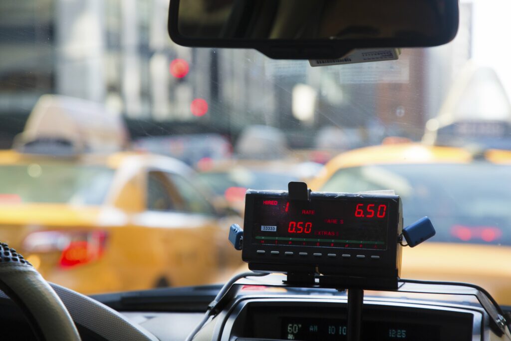 Taximètre dans un taxi