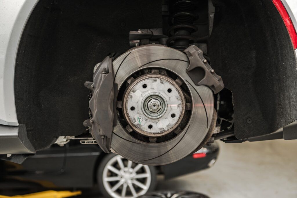 plaquettes de freins sur une roue de voiture